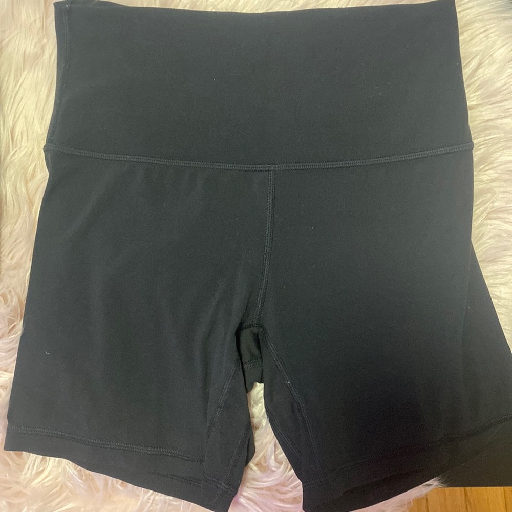 Lululemon biker shirt size 6   4in length